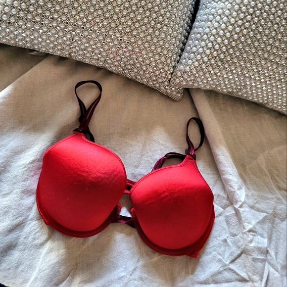 Red Bra - Picture 1 of 1